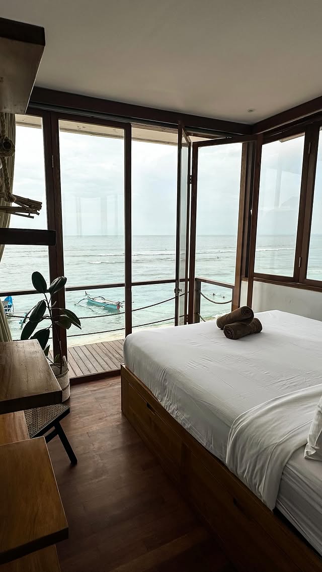 Ohm room with private balcony overlooking a traditional fishing boat